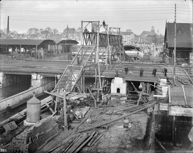 835434 Afbeelding van de werkzaamheden voor de verbreding van de tunnel onder het spoor in de Leidseweg te Utrecht, met ...
